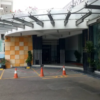 Hotel Oval Hotels near Bungkul Park