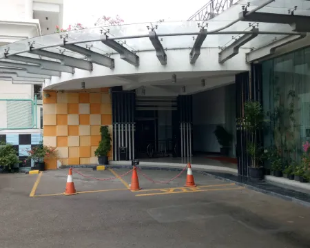 Hotel Oval Hotels in Wonokromo