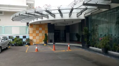 Hotel Oval Отели рядом с достопримечательностью «Зоопарк Сурабая»