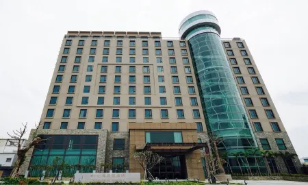 Grand Bay Resort Hotel Отели рядом с достопримечательностью «Залив»