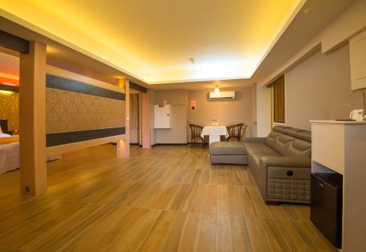 M 가든 비즈니스 호텔의 깔끔하게 정돈된 객실