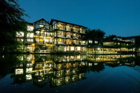 Chen's Courtyard Peninsula Courtyard Hotel Отели рядом с достопримечательностью «Emerald Gallery»