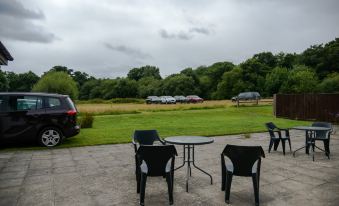 Little Foxes Hotel & Gatwick Airport Parking - Housity