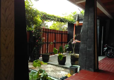 Puri Minggiran Guest House Отели в г. Джокьякарта