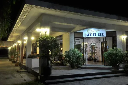 Lago de Oro Hotel & Wakepark Отели в г. Калатаган