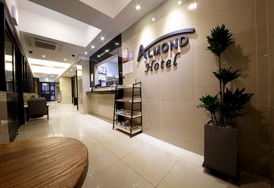 아몬드호텔의 깔끔하게 정돈된 침실 이미지