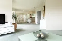 Seascape Villa B&B Hotels in Lower Kaimai