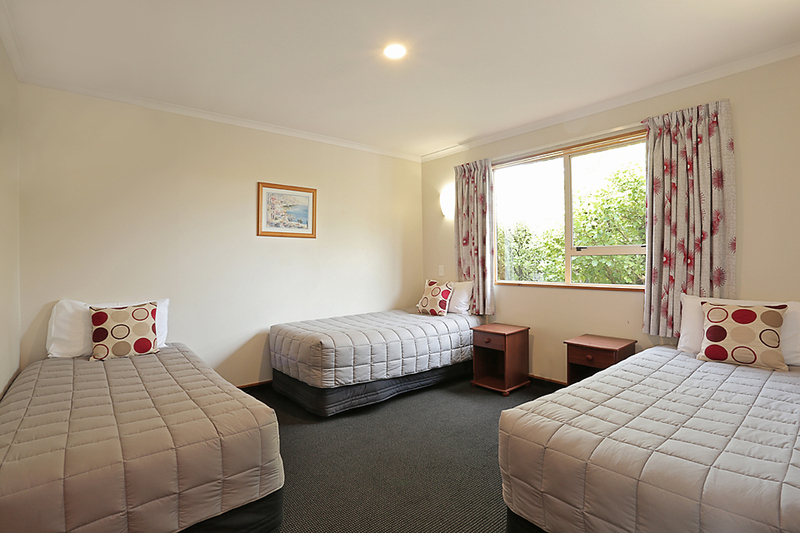 Admiral Court Motel & Apartments Over view