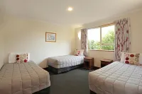 Admiral Court Motel & Apartments