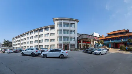 Gongyi City Hotel Отели рядом с достопримечательностью «Kang Bai Wan Zhuang Yuan»