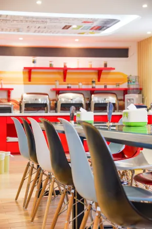 Ibis Hotel (Yanhe Lane Branch, Suning Square, Lianyungang) Отели рядом с достопримечательностью «Donggang College of Huaihai Institute of Technology»