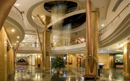 Chamran Grand Отели рядом с достопримечательностью «Крепость Керим-хан»