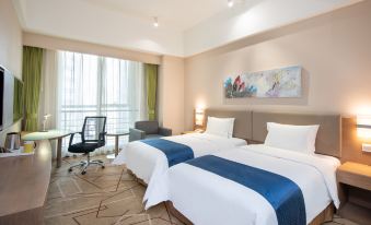 The modern-style bedroom features double beds and a large window that overlooks the rest area at Holiday Inn Express Chengdu West Gate