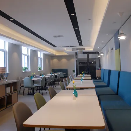 Ease Hotel (Baotou Railway Station Store)