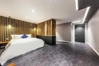 Hotel U