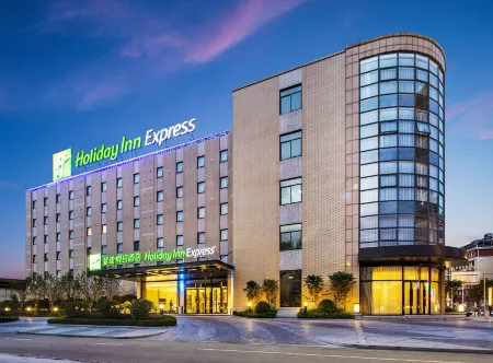Holiday Inn Express Shaoxing Paojiang Отели рядом с достопримечательностью «Shaoxing College of Arts and Science Yuanpei College»