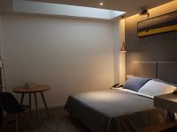 泊居精栈(青岛香港中路五四广场店) - 私人影院大床房