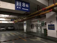 Quzhu Hotel (East Lake Branch of Wuhan University at street entrance) - Parkering