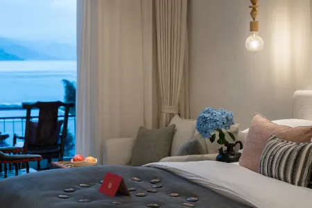 Lugu Lake Flower House Love Song Rongyi Lake View Hotel