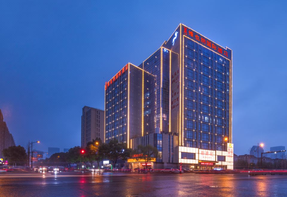 비엔나 인터내셔널 호텔의 넓고 깨끗한 디럭스 객실 내부 이미지