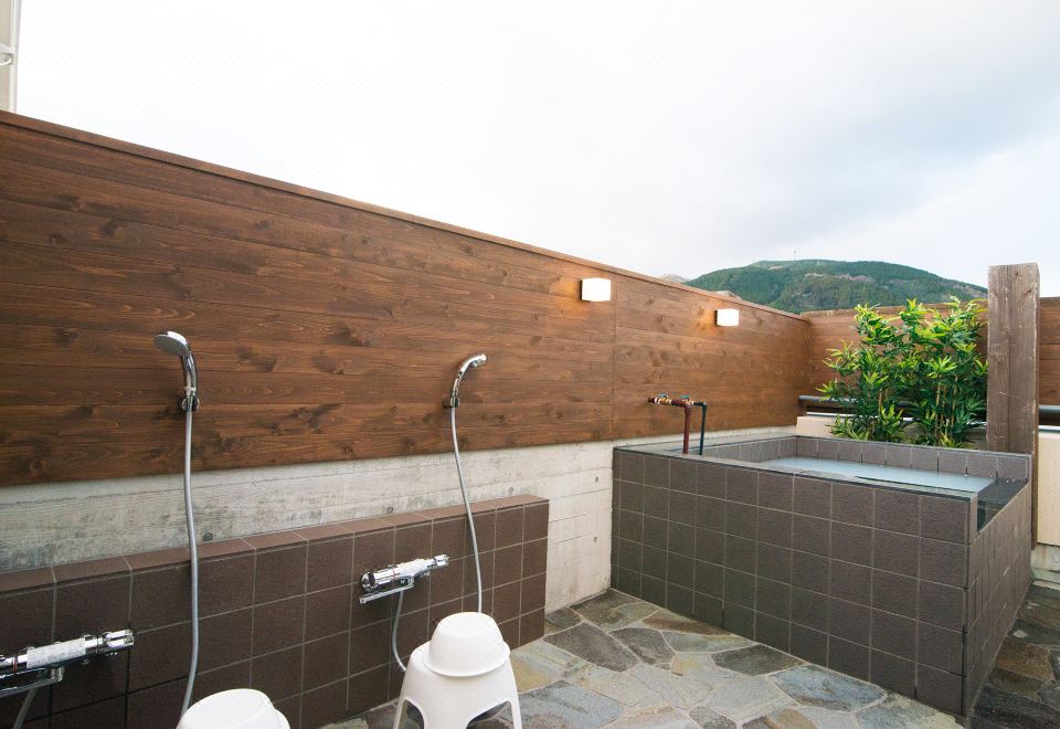 2. 에타비아 유후인..