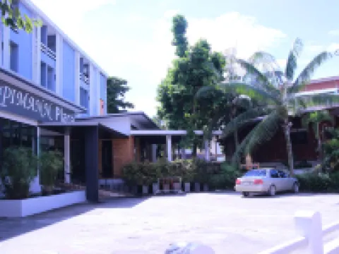 โรงแรมพิมานเพลส โรงแรมใกล้สวนตุงและโคมเฉลิมพระเกียรติ 75 พรรษา
