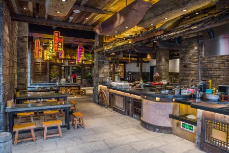 Return to Emei mountaineer Hotel Отели рядом с достопримечательностью «Jiulao Cave»