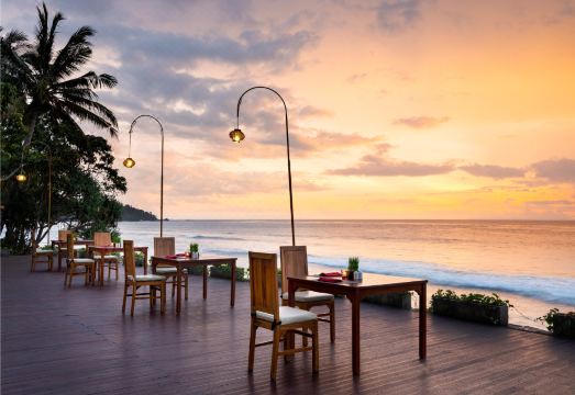 1. 홀리데이 리조트..