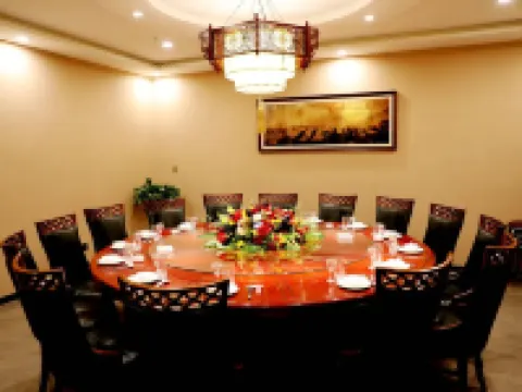 Hanyuan Business Hotel (Victoria commercial building of Linhe high speed railway station) Hotels in Bayannur