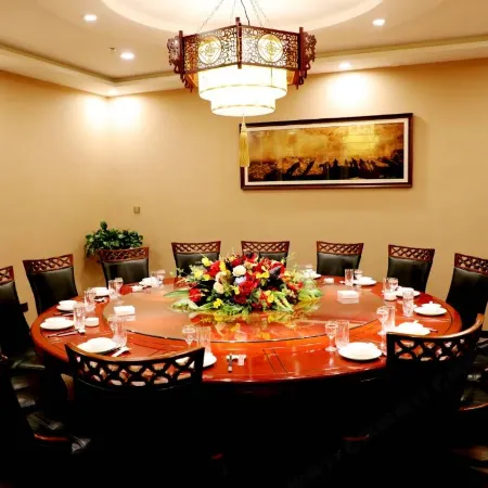 Hanyuan Business Hotel (Victoria commercial building of Linhe high speed railway station) Отели в г. Баян Нур