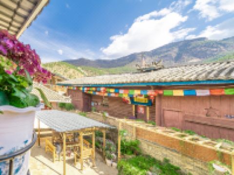 泸沽湖一面湖水客栈