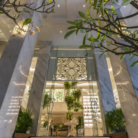 Au Lac Charner Hotel Отели рядом с достопримечательностью «Манна»