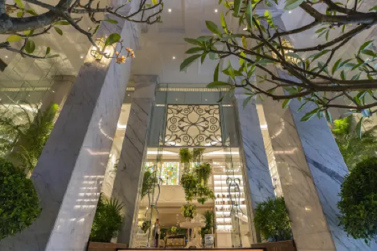 Au Lac Charner Hotel Отели рядом с достопримечательностью «Хо Чи Минх Сквер»