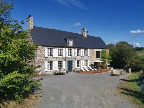 Domaine Lvd Avec Spa, Bois et rivière privée - Swimmingpools