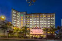 Golden Phoenix Hotel Hotels near Daoshenggen Park