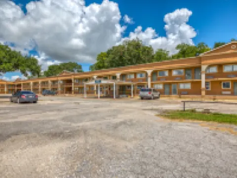 Budget Inn and Suites Hotels in Crowley