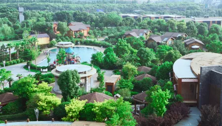 Phoenix Hotspring Resort Отели рядом с достопримечательностью «Phoenix Mountain Scenic Area»