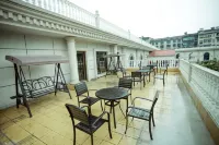 Huarong Hongfa International Hotel (People's Square) Hotels near Huarong City Plaza