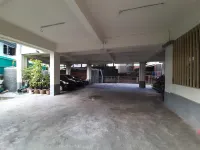 Vanlisut Hotel Ngamwongwan - parking