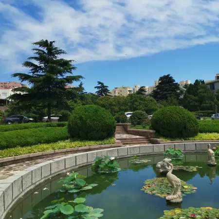 Qingdao Seaside Garden Hotel (Wusi Square Gaoxiong Road Subway Station Store) Отели рядом с достопримечательностью «Циндао-Восточный Университет»