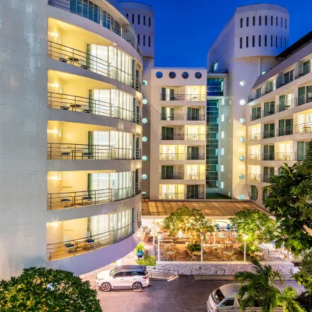 Blue Cabin Hotel (Formerly A-ONE New Wing Hotel) Отели рядом с достопримечательностью «Круг дельфинов»