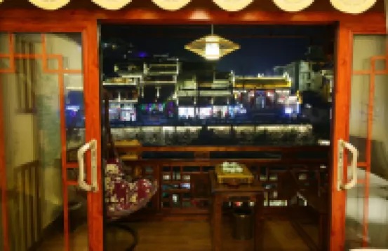 鳳凰臨水居客棧 - 小旅館