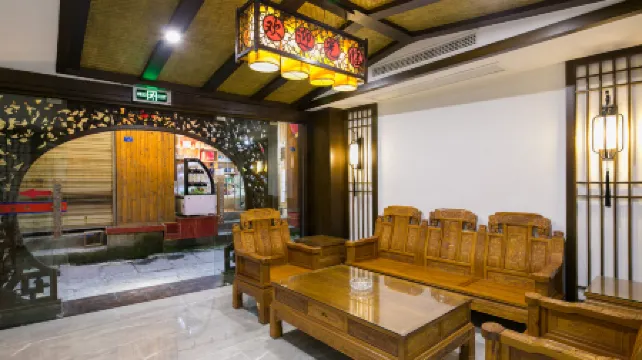 Floral Hotel ·Fenghuang Grand Riverview Отели рядом с достопримечательностью «Temple of the Queen of Heaven»