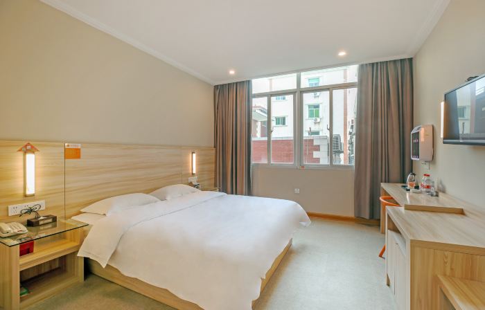 A Chain Hotel (Sunshine Night Market)