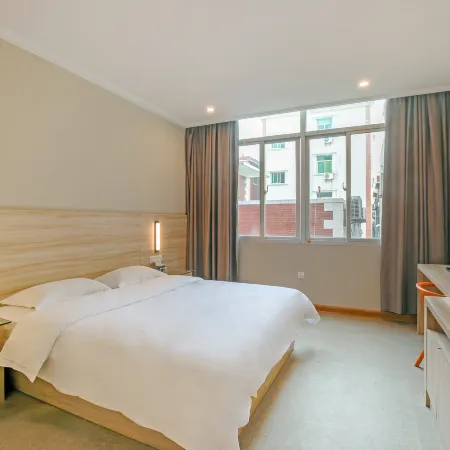 A Chain Hotel (Sunshine Night Market)