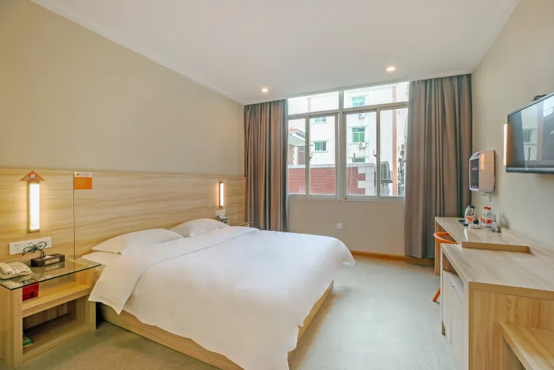 A Chain Hotel (Sunshine Night Market)