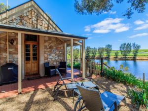 Stonewell Cottages & Vineyards