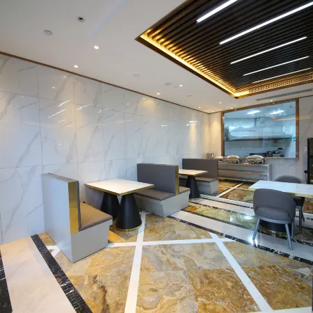 Wuhua Water Moon Skylight Luxury Boutique Hotel