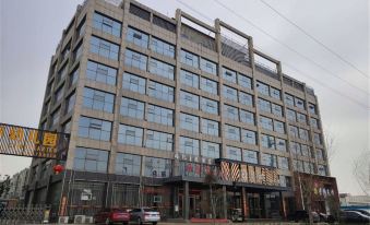 Riyuehu Mountain Hotel (Shangqiu South Railway Station)