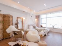 青岛温度主题公寓 - 斑斓投影大床房